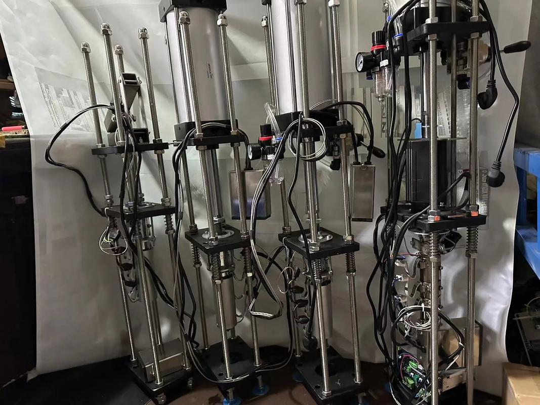 探索高效生產(chǎn)新選擇 新款桌面注塑機(jī)在小型塑料制品中的應(yīng)用